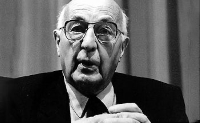 Nicholas Georgescu-Roegen (1906-1994). Ekonom pembangunan dan peletak dasar konsep degrowth, pernah berkunjung ke Indonesia pada 1962 (Suprinyak 2018)